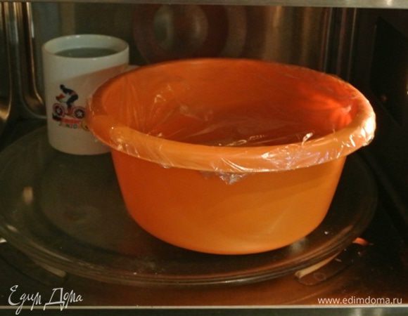 Тесто закрыть пленкой и поставить в теплое место на 40-60 минут. Я ставлю стакан с горячей водой в микроволновку и ставлю тесто для подъема. 