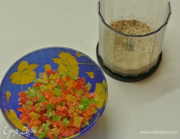 Цукаты мелко нарезать. Миндаль измельчить блендером.