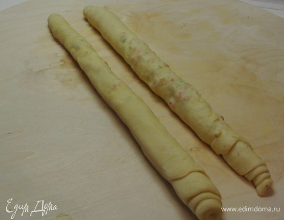 Защипать рулет, перевернуть на шов. Второй шар теста раскатать и свернуть так же. Оставить на 10 минут.