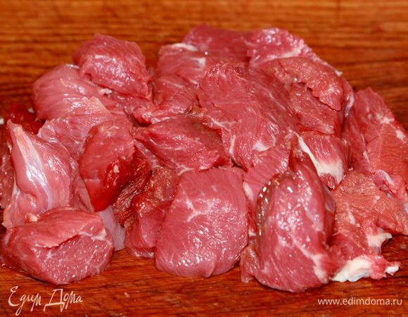 Мясо говядины также очищаем от пленок и жира, режем небольшими кусочками для помола.