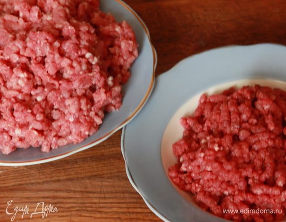 Сначала пропускаем через мясорубку говядину, откладываем ее в отдельную емкость. Затем точно так же поступаем со свининой. Очередность помола критично важна! 