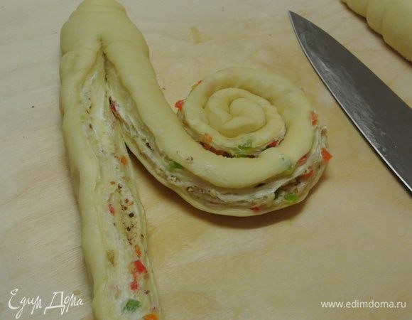 Одну половинку рулета свернуть улиткой так, чтобы разрезы были снаружи.