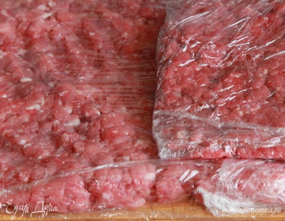 Теперь отдельно упаковываем в пищевую пленку говяжий фарш и отдельно — свиной. Отправляем в морозилку для понижения температуры. Нам нужно, чтобы в середине фарша температура была приблизительно 2°С. Как узнать, достаточно ли заморожено мясо, я скажу в следующем шаге. Подмораживание нужно для того, чтобы мы потом смогли получить максимально тонкий помол-измельчение.
