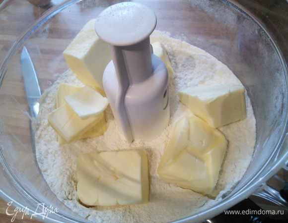Для теста смешать в блендере муку, щепотку соли, сахар и холодное масло, взбить в крошку. 