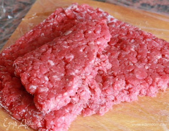 Мне понадобилось 40 минут для подмораживания при температуре 18°С. Как определить, достаточно ли подморожено мясо? Если вы внимательно посмотрите, то по краям пласта видно кристаллики льда, но мясо не превратилось в лед. Чем дальше к середине, тем пластичнее пласт. Вот в этом состоянии фарша можно приступать к помолу.