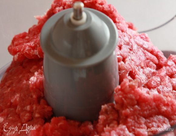 У меня есть специальный аппарат для этих операций, он называется куттер. Но я понимала, что мало у кого есть такой аппарат, и для полноты эксперимента все операции по помолу делала в измельчителе кухонного комбайна. Складываем в чашу говядину. Мы будем сначала измельчать именно говядину.