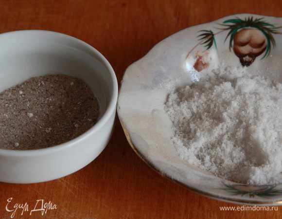 Отвешиваем фосфат и специи колбасные, смешиваем. И отвешиваем обе соли и смешиваем. Добавляем к говядине. Готовим 200 мл воды.