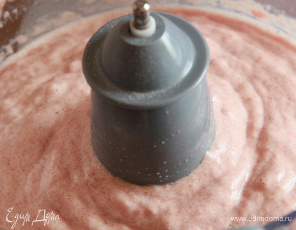 Измельчаем на больших оборотах, постепенно добавляя воду. У нас получается вот такая эмульсия. Что такое эмульгация? Это связывание жира с белком мяса. Именно для этого и нужен пищевой фосфат. Но если вы не добавите его, это не критично, вы немного потеряете во вкусе и виде колбасы. 