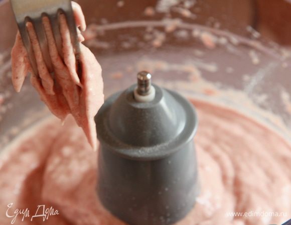 Вот здесь я пыталась показать вам, насколько эмульгировался фарш из говядины. У нас получилась такая суспензия, состояние ее говорит о том, что мы максимально раскрыли белок.