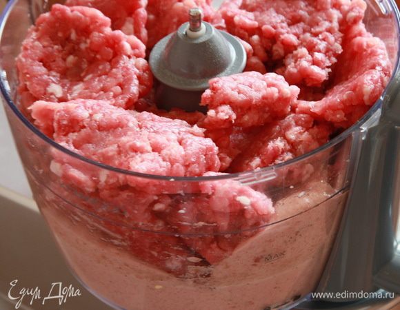 Теперь добавляем свинину и продолжаем фаршесоставление. У меня на измельчение ушло 5 минут. Вообще старайтесь делать это максимально быстро, так как нам критично важно иметь фаршемассу температурой не выше 12°С. 