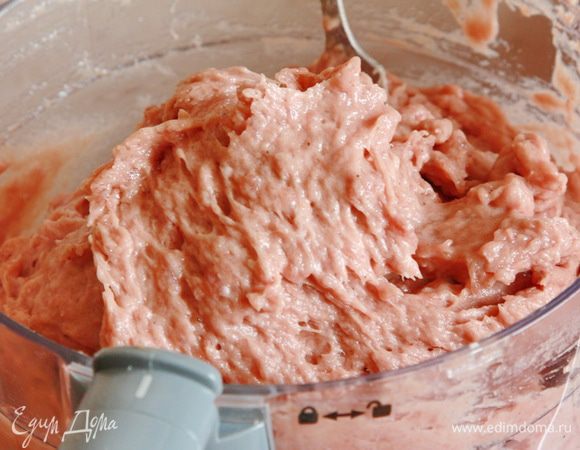 Вот такая фаршемасса у меня получилась. Если вы видите, что у вас встречаются в фаршемассе крупные включения, а температура уже 12°С, подморозьте немного фарш прямо в чаше и снова взбивайте до нужной консистенции. У меня все получилось сразу, температура фарша была 9°С. На фото видно, что фарш как бы состоит из длинных нитей. Это говорит о том, что мясная эмульсия хорошо и правильно составлена. 