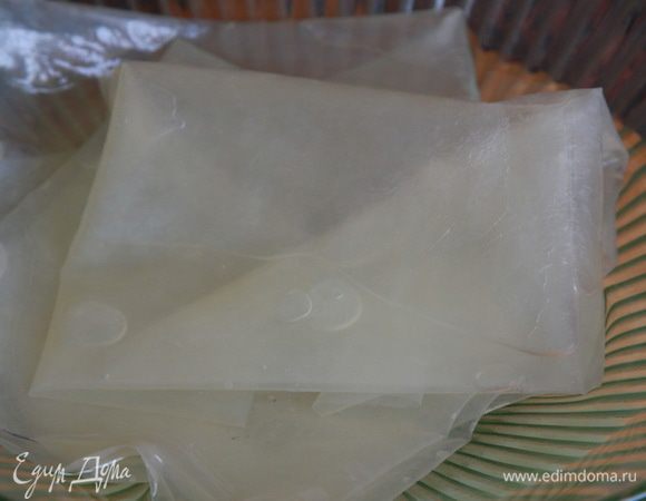 Коллагеновую оболочку замачиваем в воде минут на 10, чтобы она стала эластичной. 