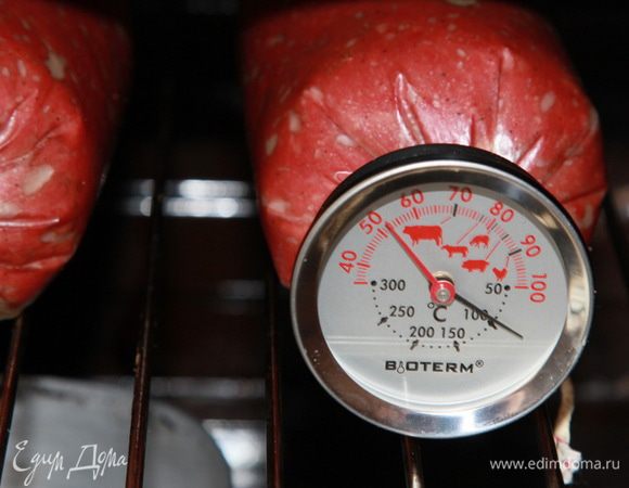 Духовку прогреваем до 80°С и отправляем колбасу на решетку. Когда температура внутри колбасы достигнет 50°С, ставим на дно духовки емкость с водой и продолжаем запекать до 70°С внутри колбасы. 50°С внутри колбасы было ровно через 1 час запекания. Это для тех информация, у кого нет такого градусника.