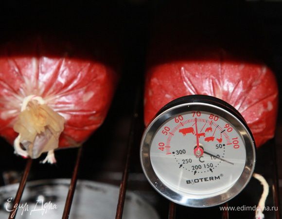 Когда температура внутри батончика колбасного достигла 70°С, выключаем духовку. Мне потребовался еще 1 час 20 минут. 