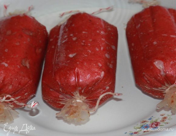 Вынимаем колбасу из духовки и опускаем ее в холодную воду на 3-4 минуты. На выходе получилось три батончика колбасы общим весом 1,008 кг. То есть, сколько мяса положили, столько колбасы и получили. 