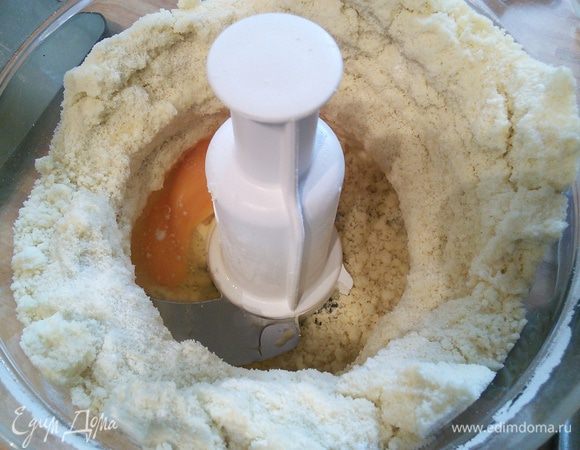 Добавить яйцо, замесить комок теста, обернуть пищевой пленкой и отправить в холодильник минимум на 1 час. 