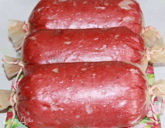 Затем вынимаем колбасу из воды, насухо вытираем и оставляем остывать. Затем на пару часов отправляем в холодильник и наша колбаса готова. 