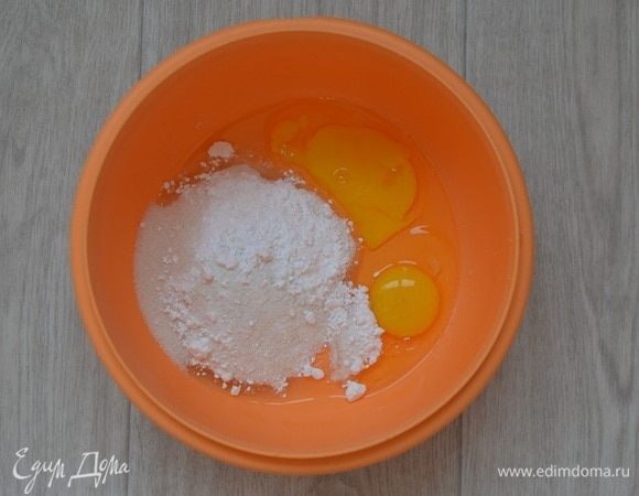 Яйца взбить с сахаром.