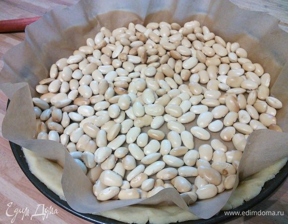 Выложить груз (у меня фасоль) и выпекать в заранее разогретой до 180°С духовке 15 минут.