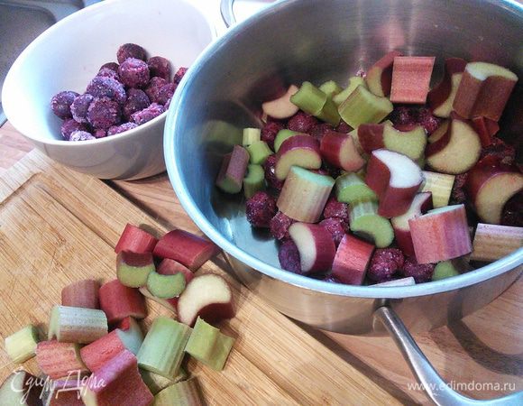 Для начинки порезать ревень на кусочки приблизительно в 2 см, смешать в кастрюле с водой, сахаром, вишнями (у меня замороженные), припустить минут 8. В 50 мл воды развести крахмал и агар-агар. Размешать, чтобы не было комочков, и влить в горячий компот. Он тут же заварится. Подержать на огне еще минутку, снять и охладить до еле теплого состояния. 