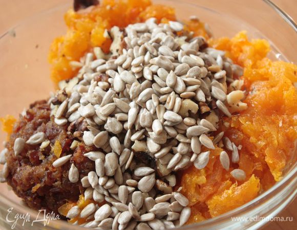 Заранее переберите орехи и выньте косточки из фиников. Измельчите сухофрукты в мясорубке (если хочется более однородной структуры) или в блендере (если хочется чувствовать кусочки). Орехи и семечки слегка прокалите на сковороде и добавьте в сухофрукты.
Сухофрукты можно взять другие (например, вместо кураги взять чернослив, апельсиновые цукаты, вяленые фрукты) — все зависит от вашего вкуса. Грецкие орехи можно заменить на кешью или миндаль.