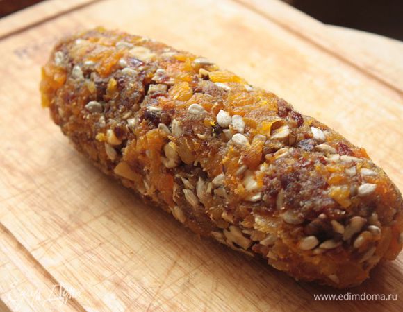 Тщательно перемешайте фарш из сухофруктов и сформируйте колбаску. 