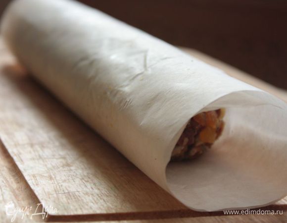 Тщательно оберните колбаску пергаментом или бумагой для выпечки и придайте нужную форму.