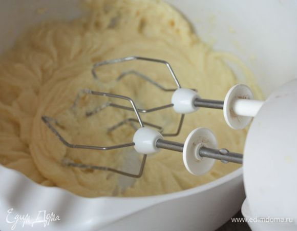 Взбейте яйцо с сахаром и мягким сливочным маслом до однородности: смесь должна побелеть и увеличиться в размере.