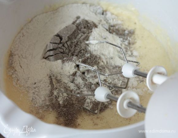 Просейте амарантовую и пшеничную муку вместе с разрыхлителем.