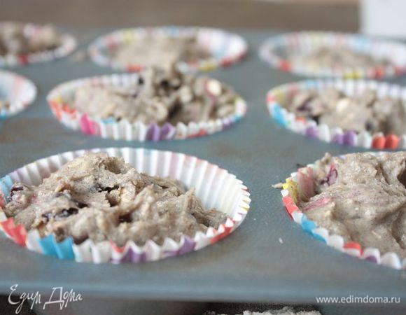 Наполните тестом формочки для кексов и отправьте кексы выпекаться в течение 15-20 минут при 180°С. Для приготовления глазури растопите шоколад со сливочным маслом на водяной бане.
Готовые кексы полейте шоколадной глазурью и дайте остыть.