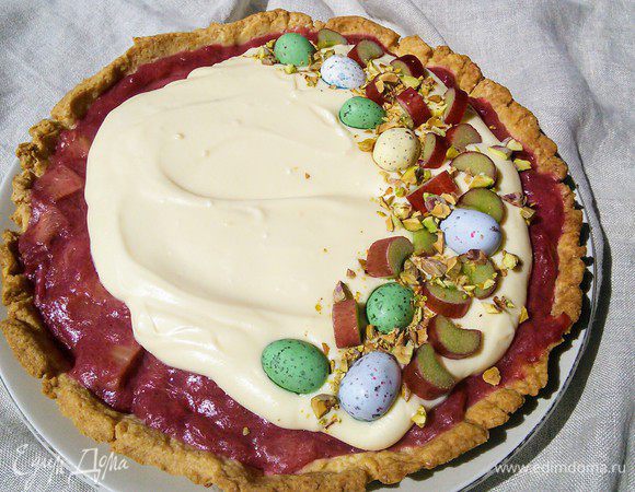 Крем выложить на тарт. Можно покрыть кремом тарт полностью, я оставила свободное место по краях для фотографии. 