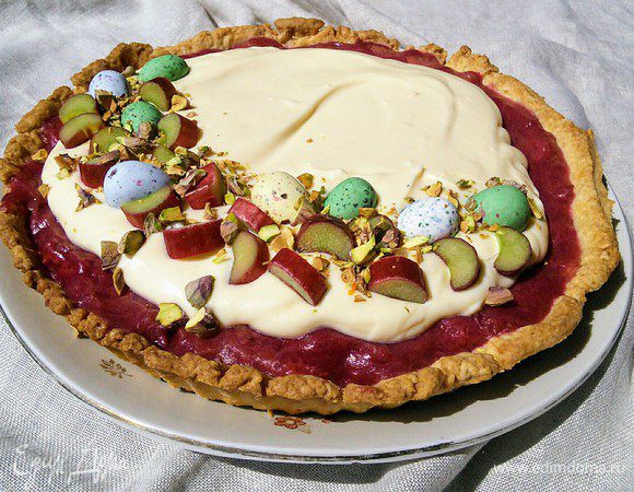 Украсить тарт на ваш вкус. У меня кусочки ревеня, рубленые фисташки и оставшиеся пасхальные кондитерские яйца. 