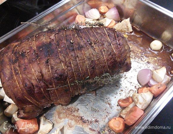 Мясо готово. Если видно на фото сока практически нет, он весь остался в мясе. Я, к сожалению, не сделала фотографии в первый день, но поверьте мне на слово: мясо розовое, сочное и очень нежное. Ему нужно дать отдохнуть минут 10-15, а уж затем резать.