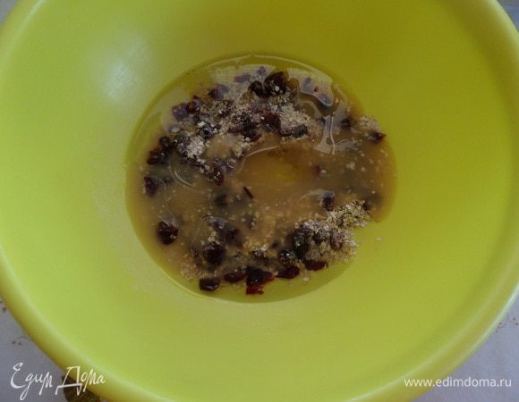 Добавляем яблочный сок с мякотью и растительное масло. Перемешиваем ложкой.