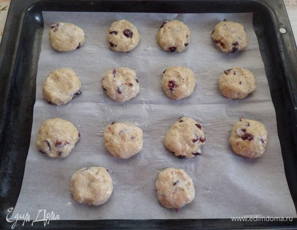 Выкладываем на противень, застеленный пергаментом.