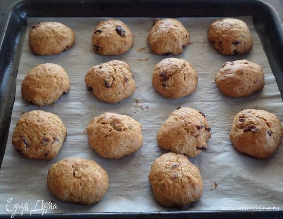 Помещаем противень в разогретую духовку и выпекаем печенье 20 минут при 180°С. (Ориентируйтесь на свою духовку).