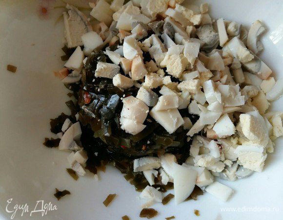 Добавляем нарезанные кубиками яйца. 