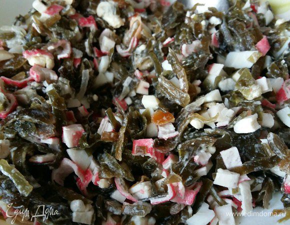 Добавляем майонез, буквально пару столовых ложек, и все перемешиваем. И даже не солим! 