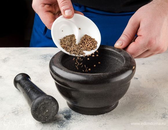 Специи измельчите в ступке.