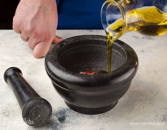 Оборвите листья тимьяна, соедините их с измельченными специями, добавьте оливковое масло и мелко нарезанный перец чили, перемешайте.