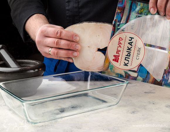 Стейки клыкача ТМ «Магуро» разморозьте и промойте, переложите в глубокую форму.