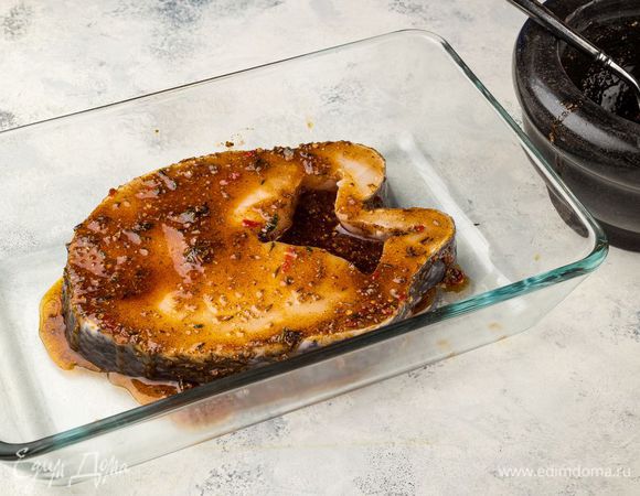 Полейте стейки клыкача ТМ «Магуро» маринадом и оставьте на полчаса.