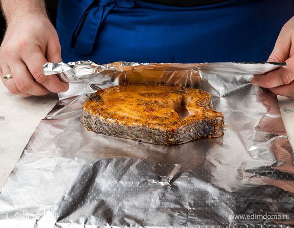 Заверните рыбу в фольгу и запеките под грилем.