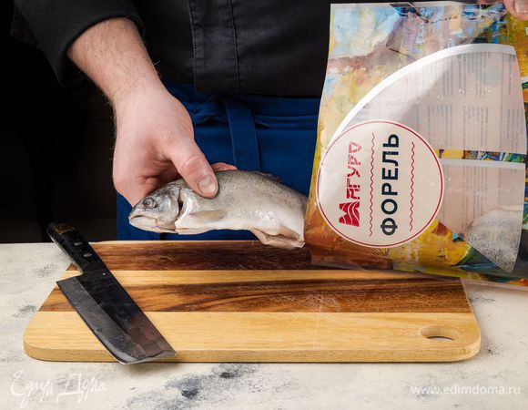 Радужную форель ТМ «Магуро» разморозьте, вымойте и просушите.