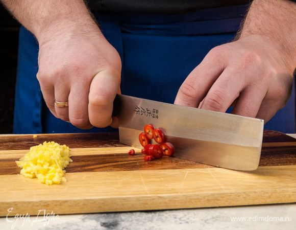 Перец чили, удалив семена, мелко порубите. Имбирь почистите, мелко порубите.
