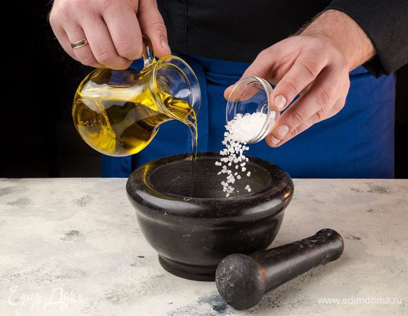 Приготовьте маринад: в ступке смешайте имбирь с перцем чили, растительным маслом, тмином, кориандром и солью.