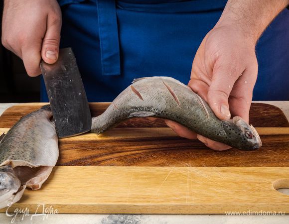 Сделайте на каждой стороне рыбы несколько глубоких надрезов.