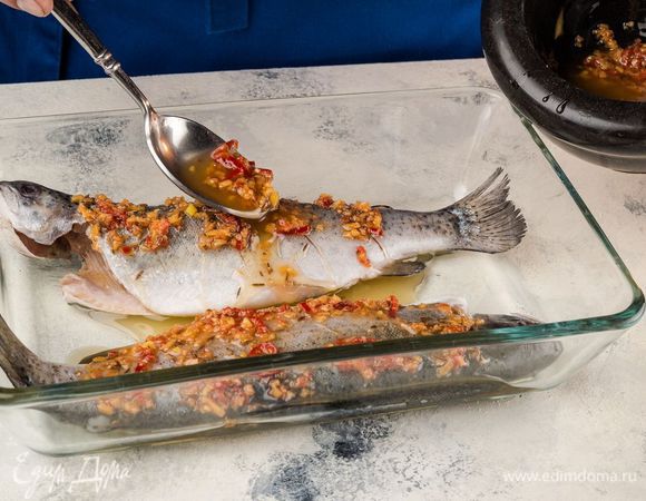 Переложите рыбу в глубокую форму. Смажьте рыбу маринадом и отправьте на час в холодильнике (можно оставить на ночь).