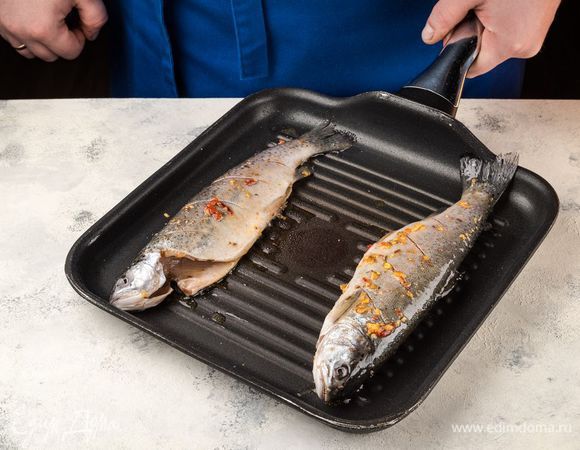 На хорошо разогретой сковороде-гриль пожарьте рыбу по 5–8 минут с каждой стороны. Аналогично можно приготовить рыбу и на открытом гриле.