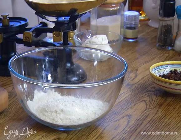 Муку перемешать с разрыхлителем и солью.